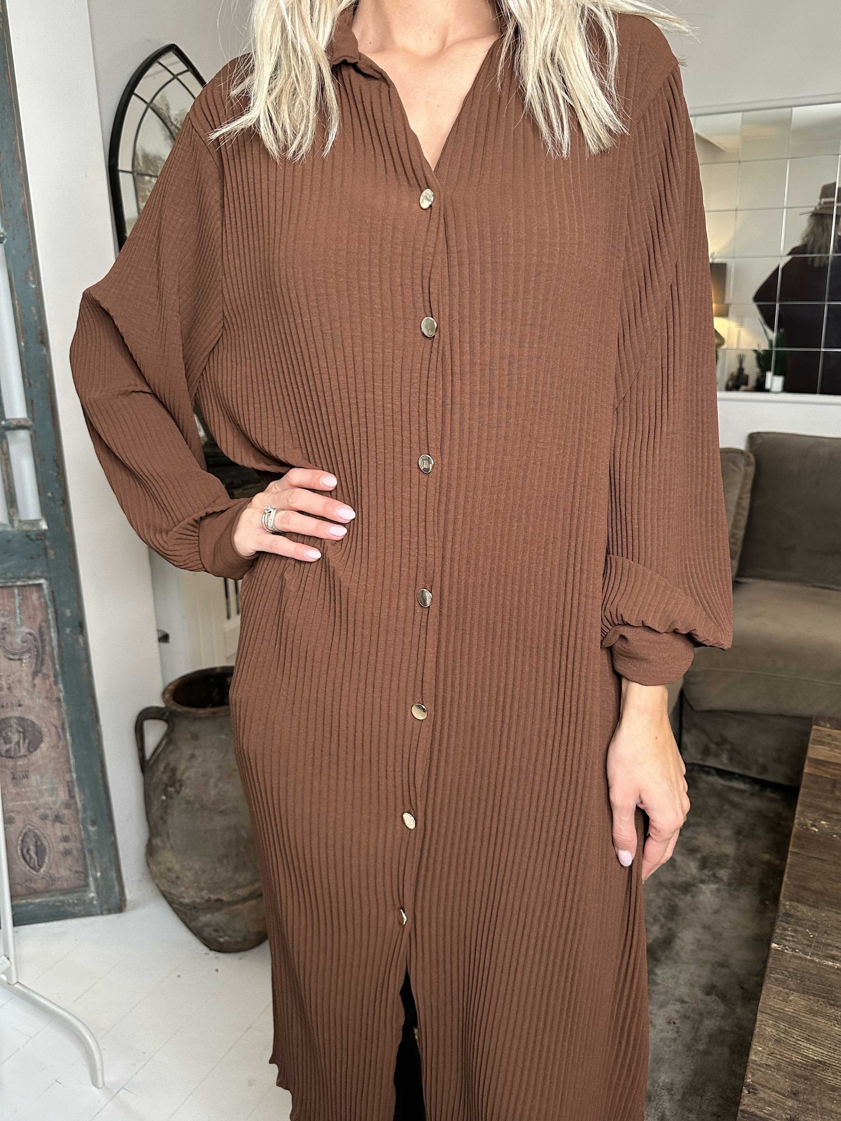 Lenora - Lang plisseret kjole med knapper